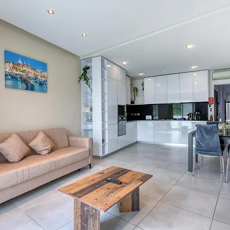 Modern 2 Bedroom Near The Bzar1-1 세인트폴스베이