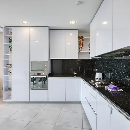 Modern 2 Bedroom Near The Bzar1-1 세인트폴스베이