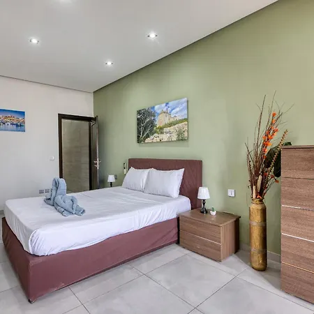 Modern 2 Bedroom Near The Bzar1-1