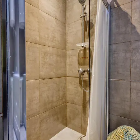 Modern 2 Bedroom Near The Bzar1-1