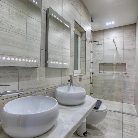 Modern 2 Bedroom Near The Bzar1-1