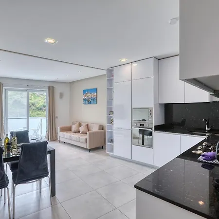 Modern 2 Bedroom Near The Bzar1-1 * 세인트폴스베이