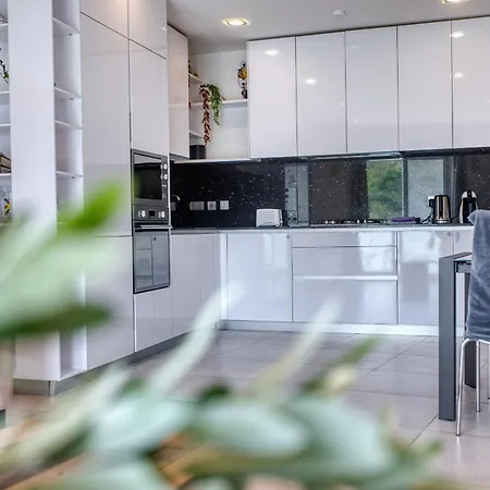 Modern 2 Bedroom Near The Bzar1-1 아파트 세인트폴스베이